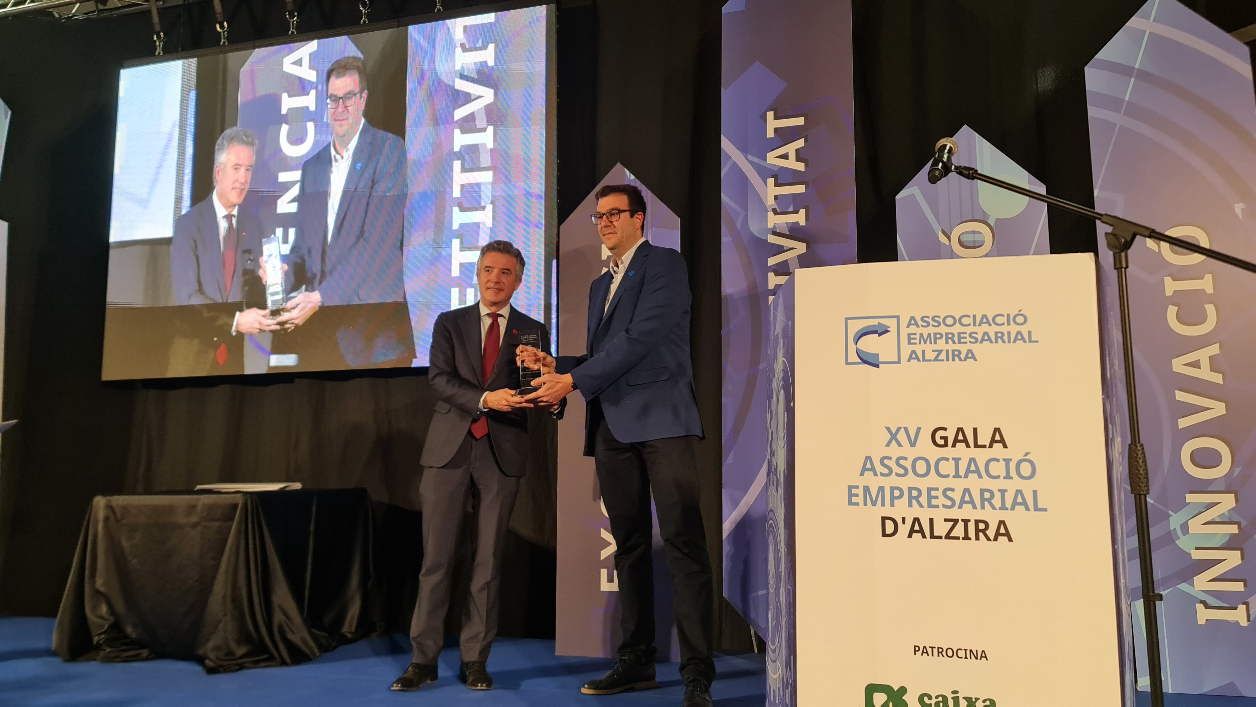 La Asociación Empresarial de Alzira premia los 15 años de trayectoria empresarial de Affidea Clínica Tecma 